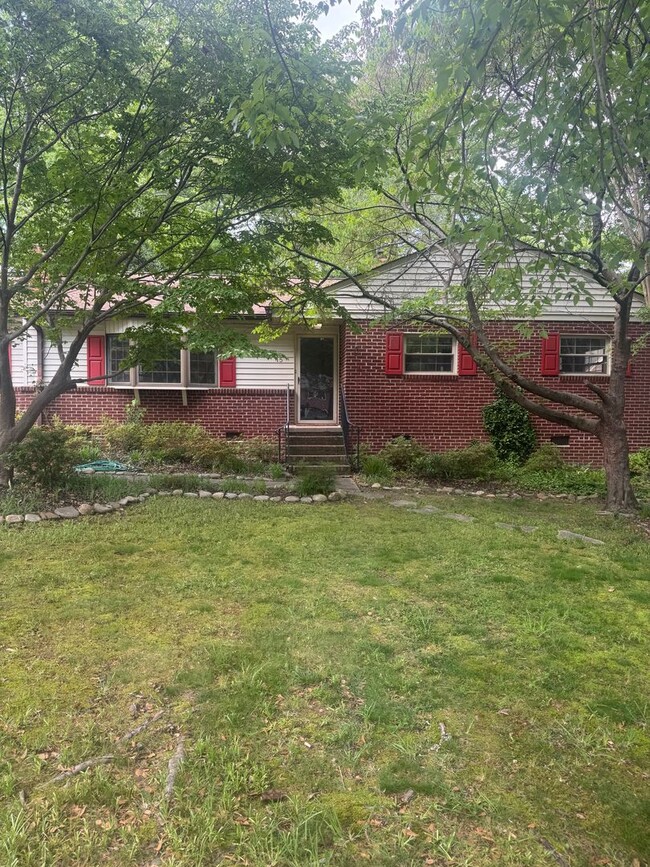 Primary Photo - Updated 4 bedroom in Taylors
