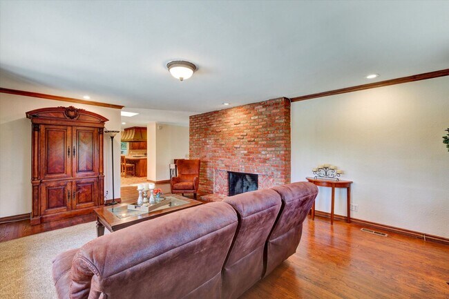 Building Photo - 5-Bedroom Home in Desirable Friendly Hills...