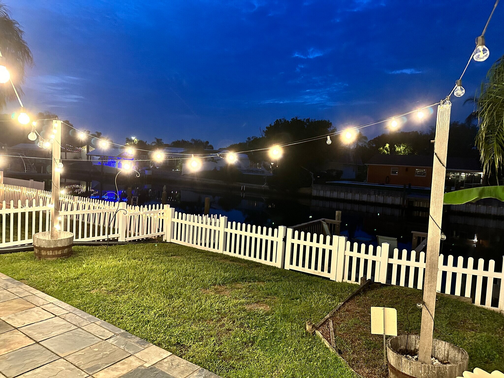 Building Photo - 8733 Bay Pointe Dr