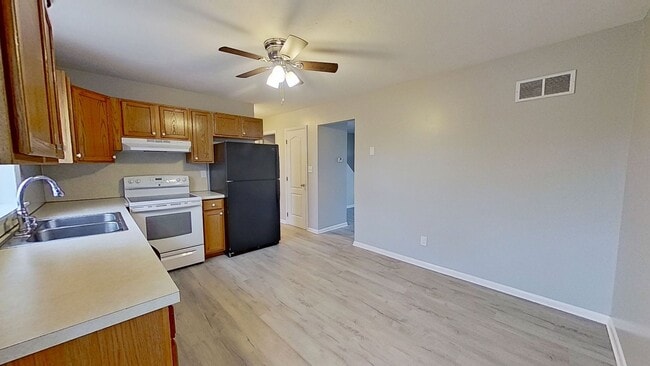Building Photo - Move-In Ready 2BR Townhouse w/ Central AC & Off-Street Parking