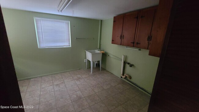 Building Photo - 123 East Ct