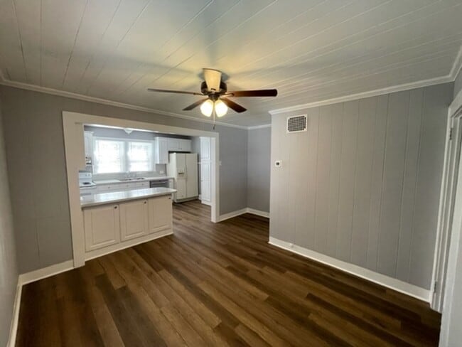 Building Photo - 4 Bedroom 2 bath home with garage in beaut...