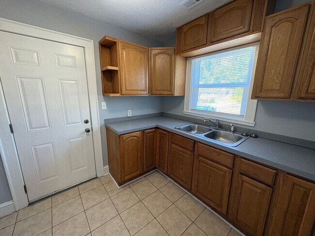 Building Photo - Charming 2 Bedroom home in Ashley Park