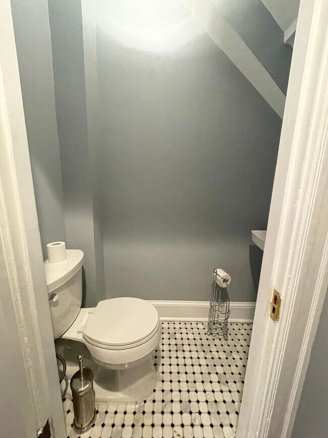 Building Photo - Beautiful Petworth Row House On Grant Circle Park W/Parking Included, Pets Welcomed, Updated Kitc...