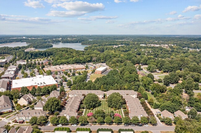 Building Photo - Davidson Townhouse