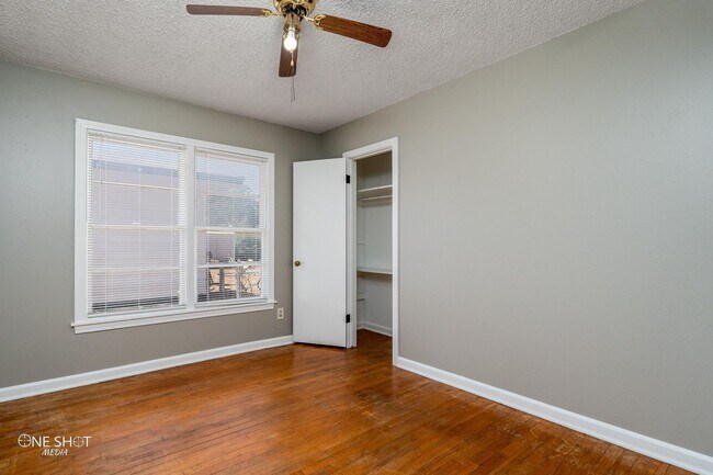 Building Photo - 1002 S San Jose Dr