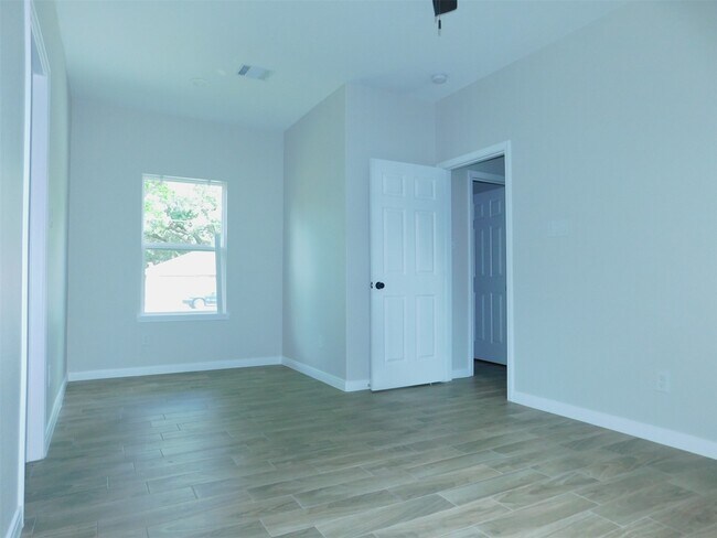 Building Photo - 904 W Sealy St