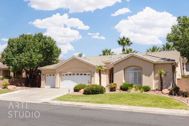 Building Photo - Stunning 3-Bedroom Home with Private Backy...