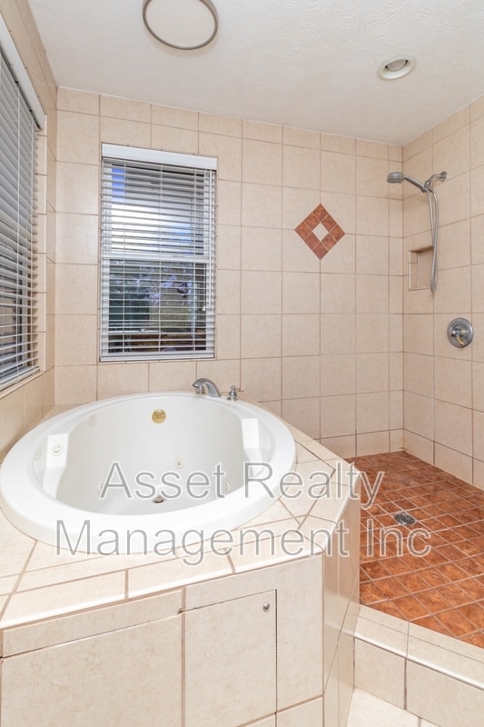 Building Photo - 2084 Allenridge Dr