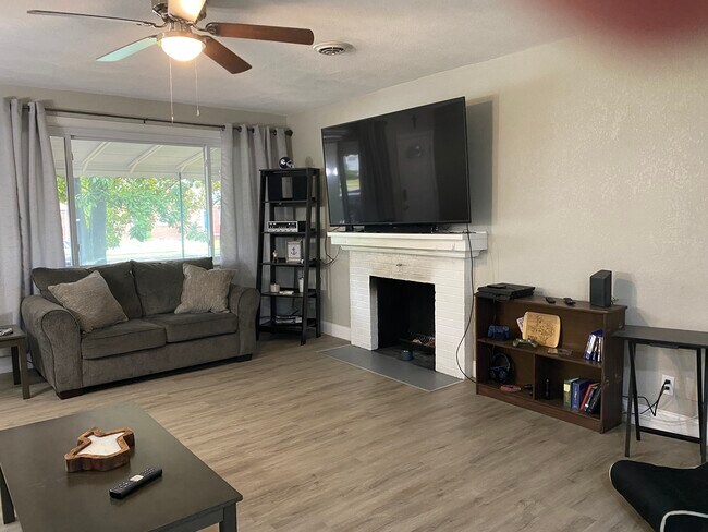 Building Photo - 6425 Sedgefield Dr