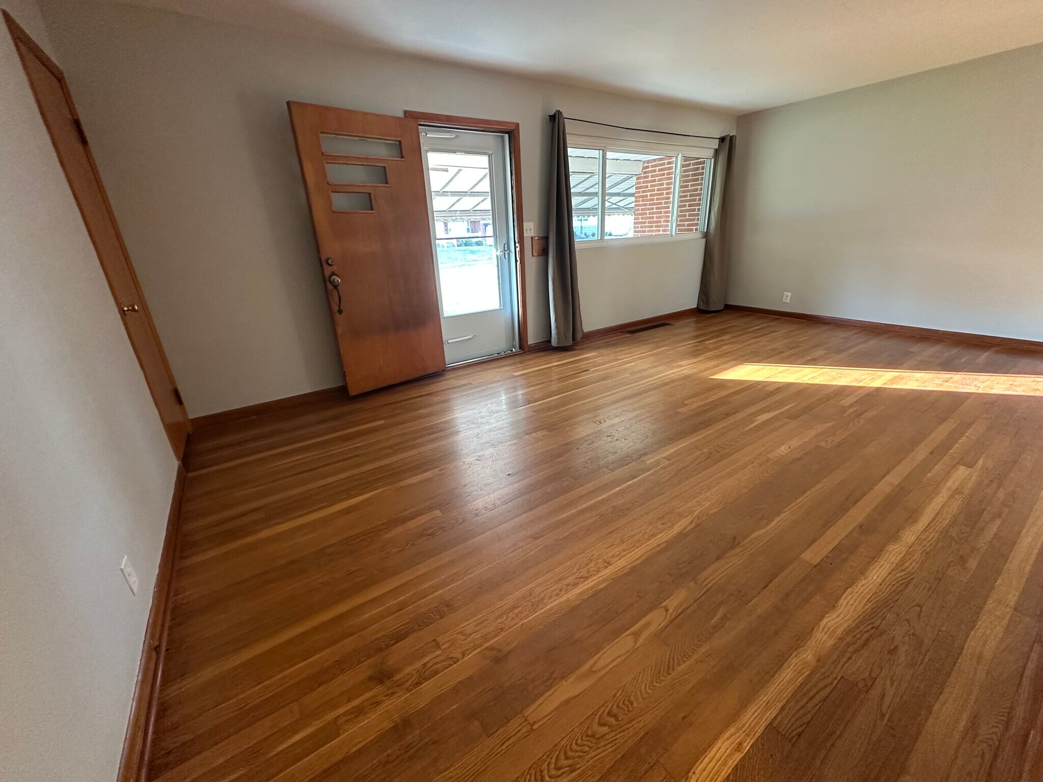 Living room - 884 Kingston Dr