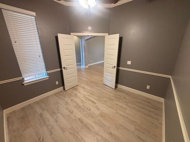 Building Photo - Beautiful 4 bed, 2 bath WITH an Office and STORM SHELTER