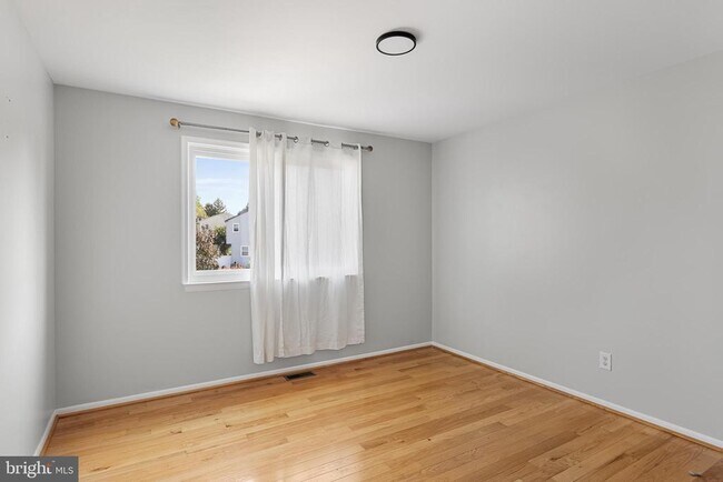 Building Photo - 18 Lakeview Dr