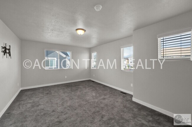 Building Photo - Beautiful Townhome in Bluffdale
