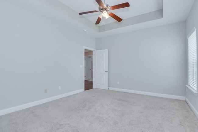 Building Photo - 3 Bedroom 2 Bath in Canterbury Farms