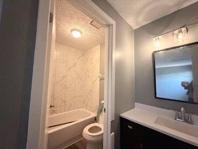 Building Photo - 955 Cross Country Dr