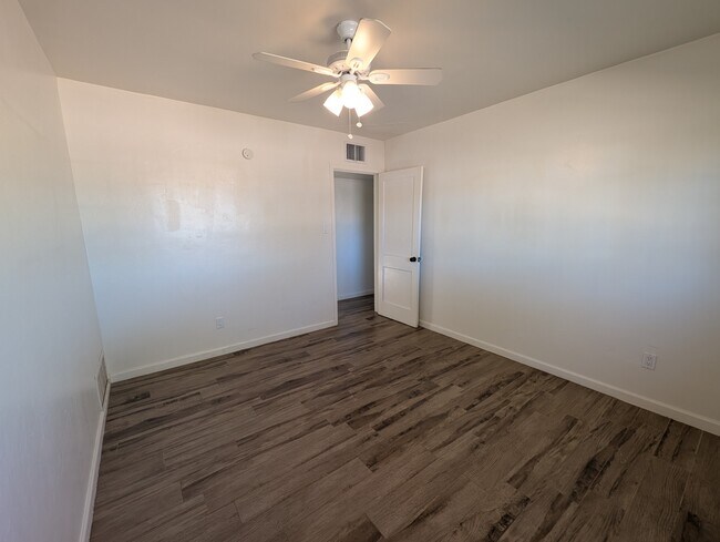 Building Photo - 5034 E 17th St