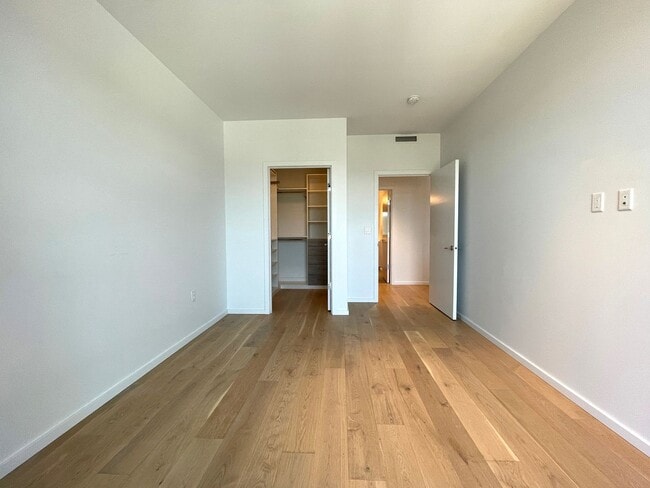 Building Photo - Spacious Vista Pearl Condo with Bonus Den,...