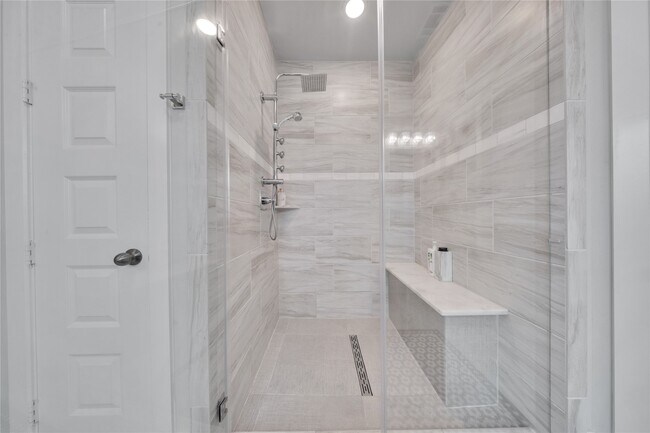 Building Photo - 8826 Forest Side Dr