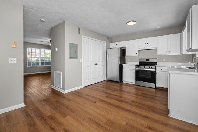 Building Photo - 2320 Willowbrook Dr