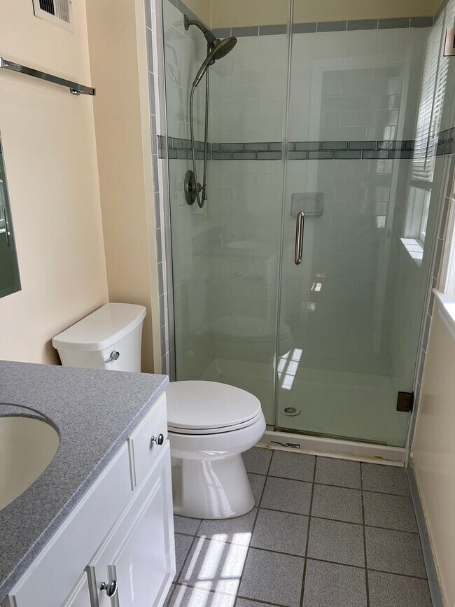 Building Photo - Wonderful end unit in Downtown Bethesda, 1...