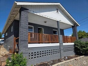 Building Photo - Charming 2 Bedroom With Valley View!