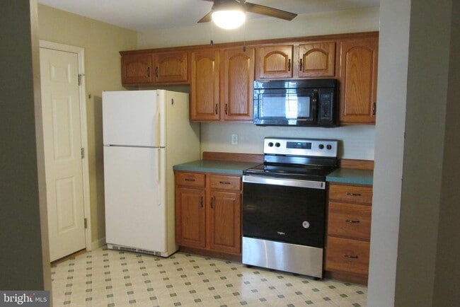 Building Photo - 888 Woodridge Dr