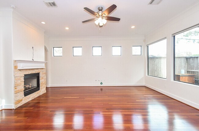 Building Photo - 11022 Little John Wy