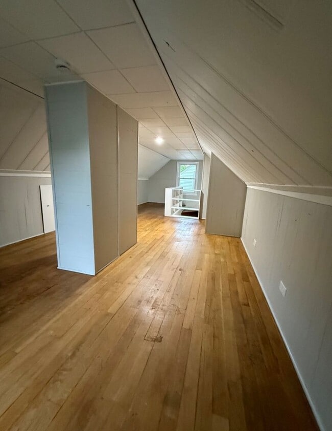 Building Photo - 3 Bed - 1 Bath House Available in Akron, Ohio
