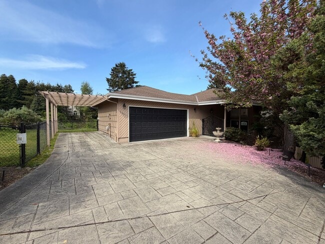 Building Photo - 3695 Sqft. Redondo home near Puget Sound!