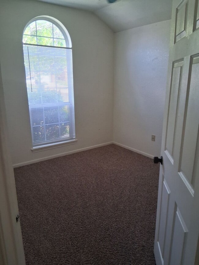 Building Photo - 3806 Lone Oak Dr