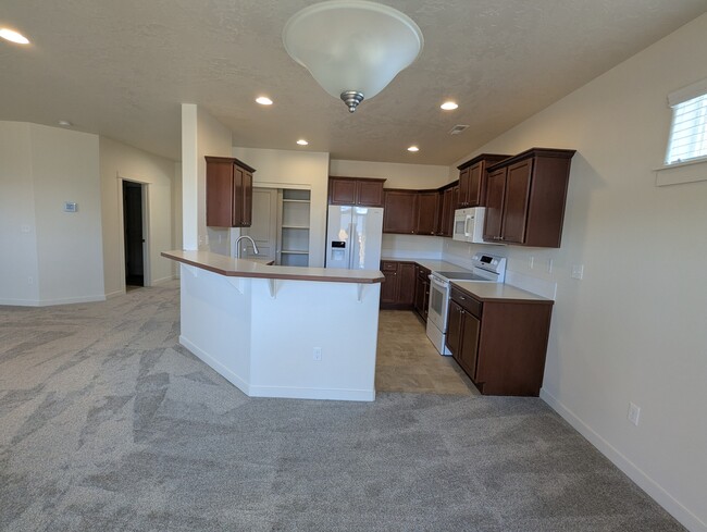 Building Photo - 3667 SW Pumice Stone Ave