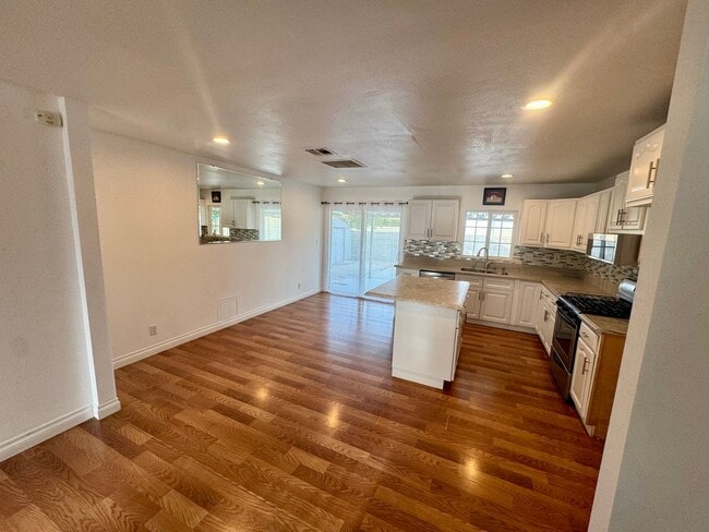 Building Photo - Beautiful 4 bedroom in West Lancaster