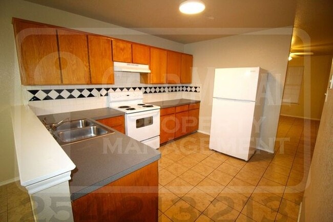 Building Photo - 3402 Hereford Ln