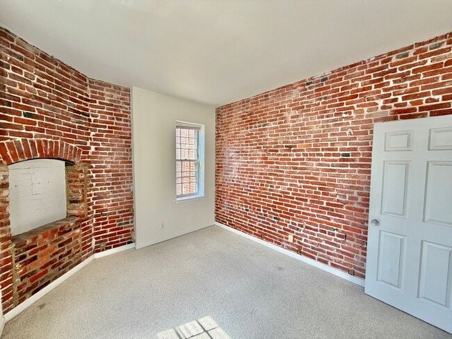 Building Photo - Dupont Prime Location Tree-Lined Corcoran St & 17th 1 bed 1 bath Condo UTILITIES INCLUDED.