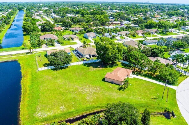 Building Photo - 2175 SE Heathwood Cir