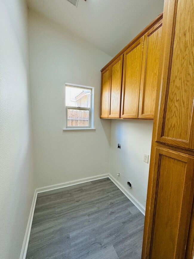 Building Photo - 528 Burgundy St