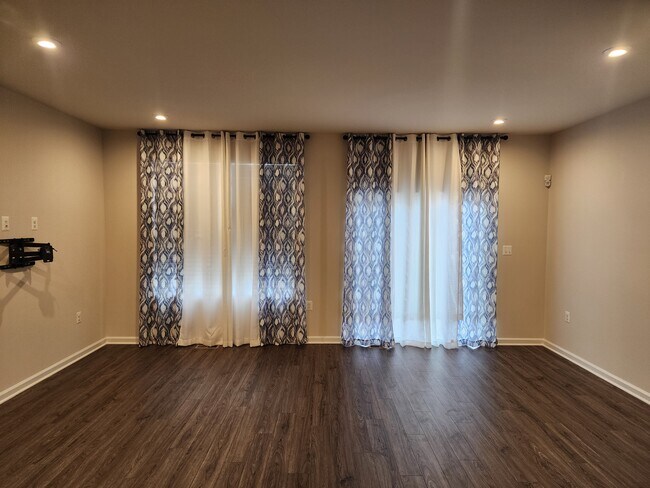 Building Photo - 183 Presidents Pointe Ave