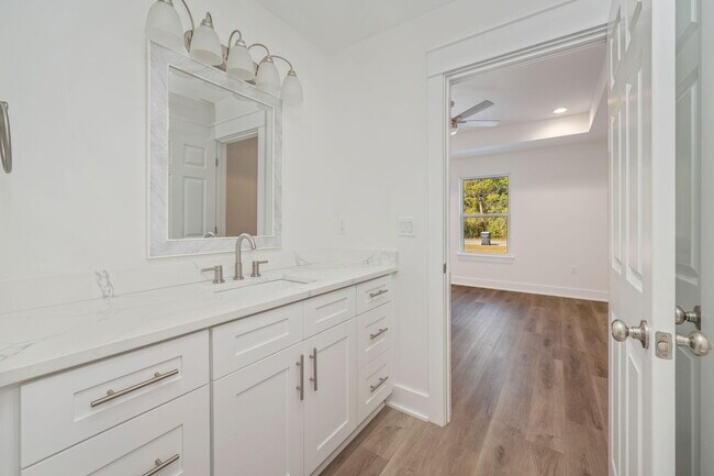 Building Photo - 68 Iris Ln