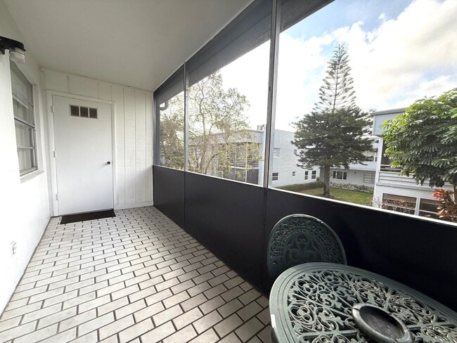 Building Photo - 894 Flanders S