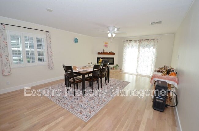 Building Photo - 279 Maple Rd