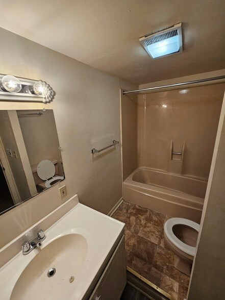 Building Photo - 2752 University Ave