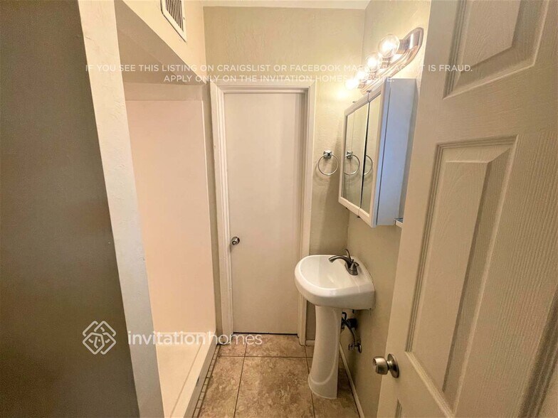 Building Photo - 2039 E Osborn Rd