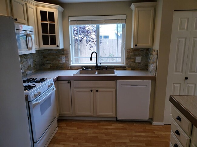 Building Photo - 3 Bd., 2.5 Ba. home in NE Bellingham near ...