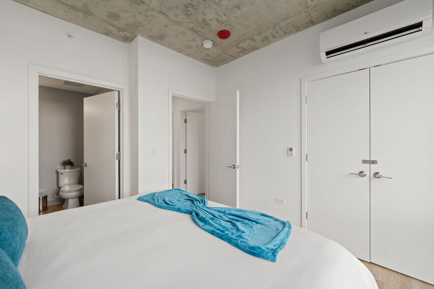 Building Photo - 853 W Blackhawk St