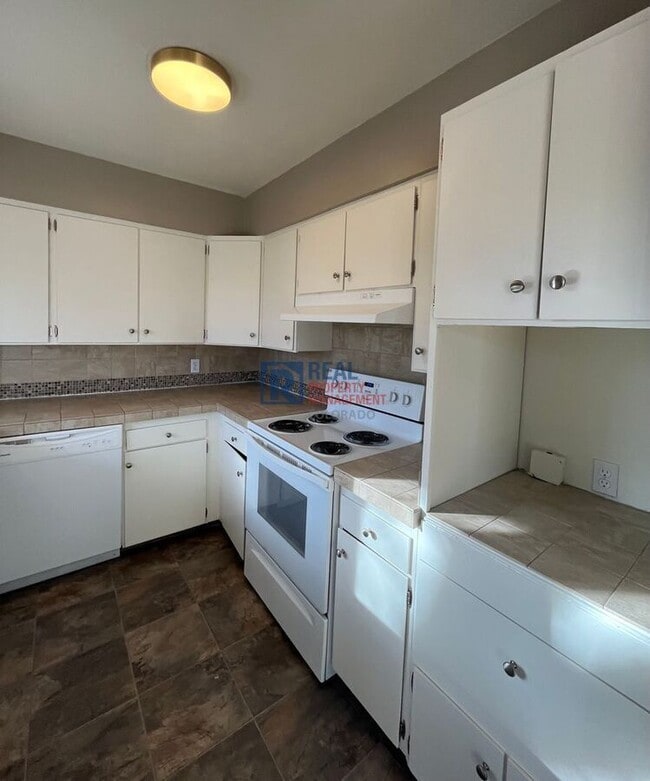 Building Photo - 2013 W Lake St