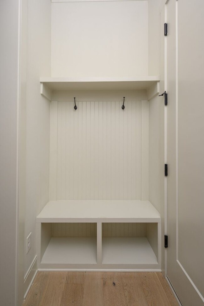 Building Photo - **LIKE-NEW, HIGH-END EXECUTIVE HOME WITH INCREDIBLE OUTDOOR ENTERTAINING IN IDEAL LOCATION**