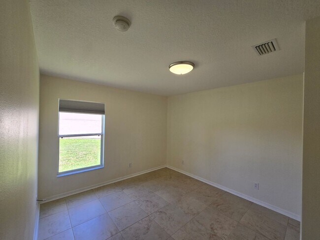 Building Photo - 4 Bedroom 2 Bathroom in Waterford Lakes