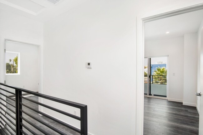 Building Photo - 10924 1/2 Hesby St