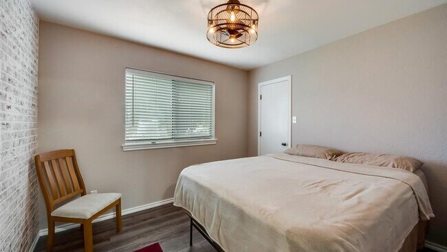 Building Photo - 617 Main St